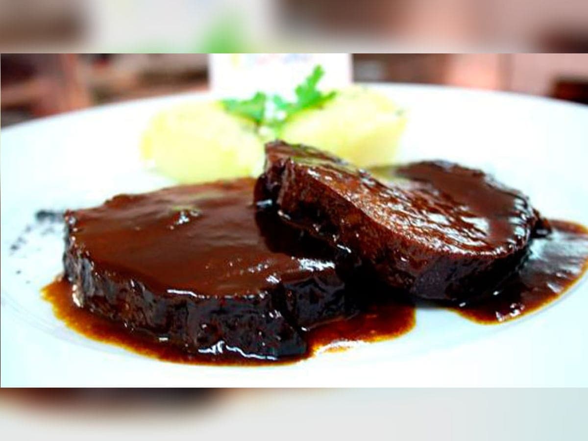Asado negro venezolano en rebanadas, bañado en su salsa oscura