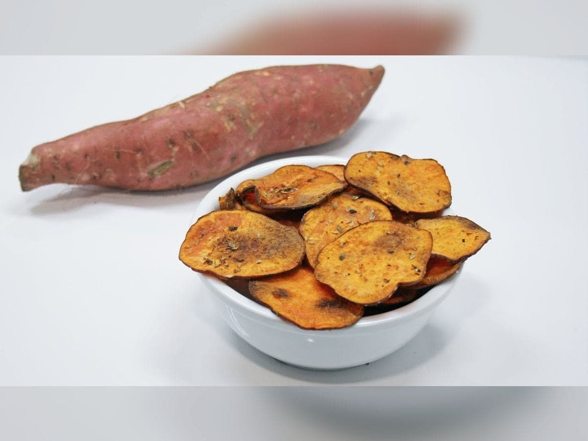 Batatas crujientes fritas y cortadas en tiras, servidas como pasapalo