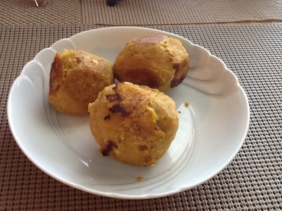 Bolas de plátano verde servidas en un plato como contorno