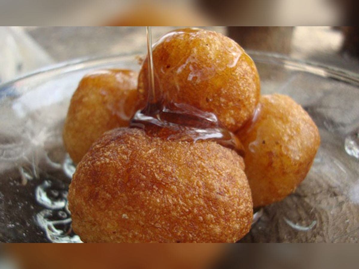 Buñuelos de yuca dorados bañados en melado de papelón