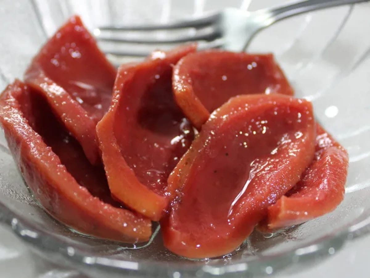 Cascos de guayaba en su almíbar dentro de un frasco de vidrio