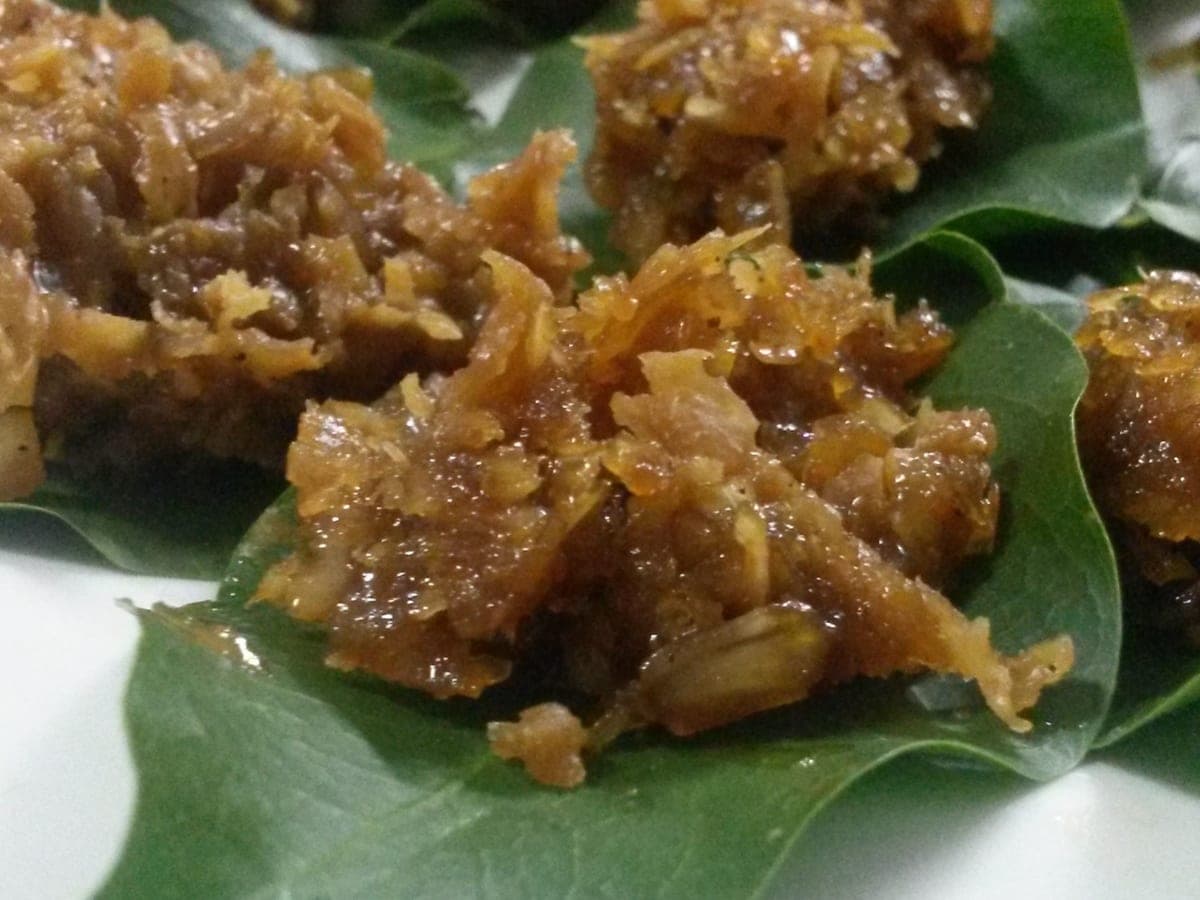 Conservas de coco secándose sobre hojas de naranja