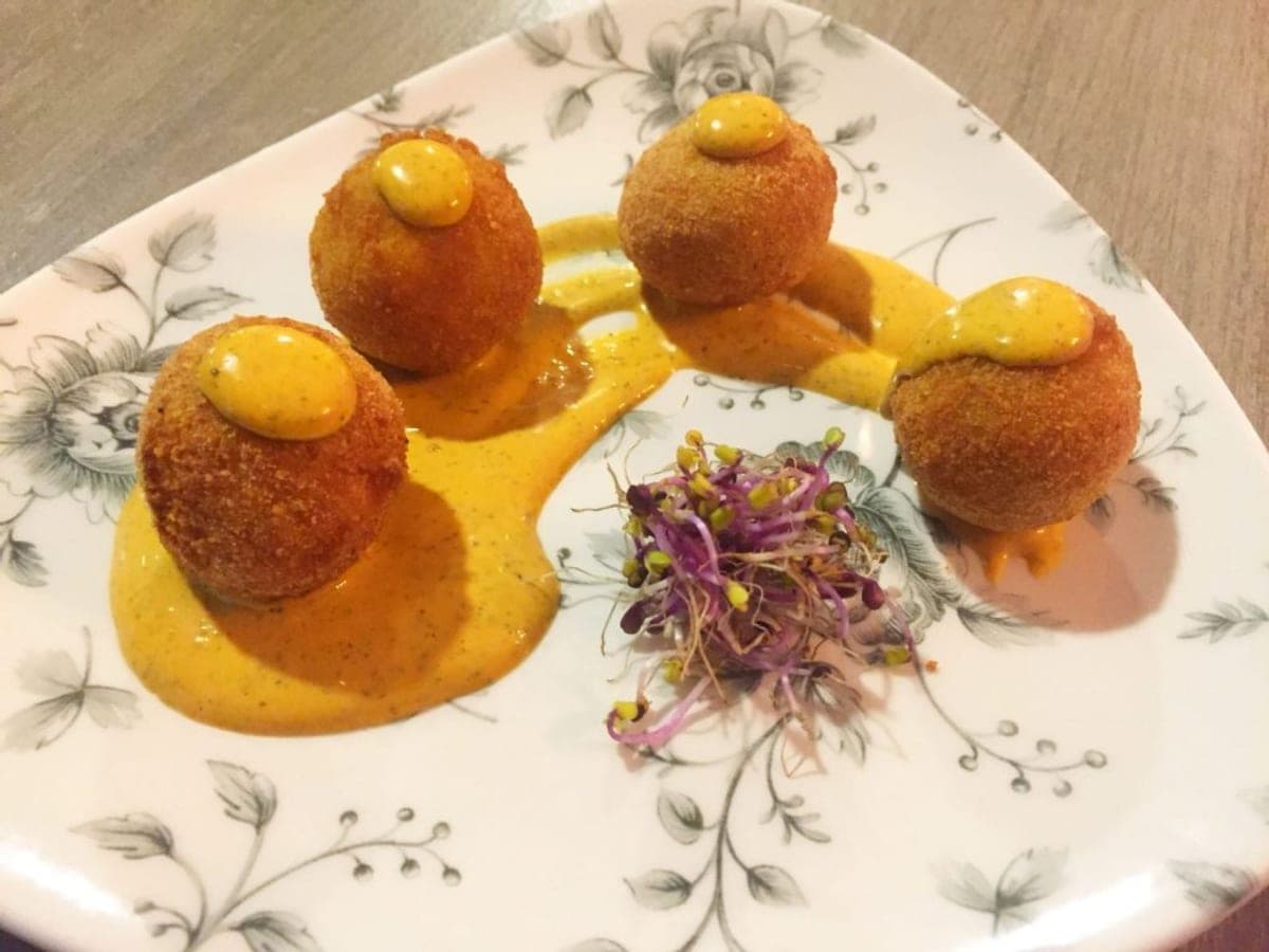 Croquetas de cazón doradas, servidas sobre papel absorbente