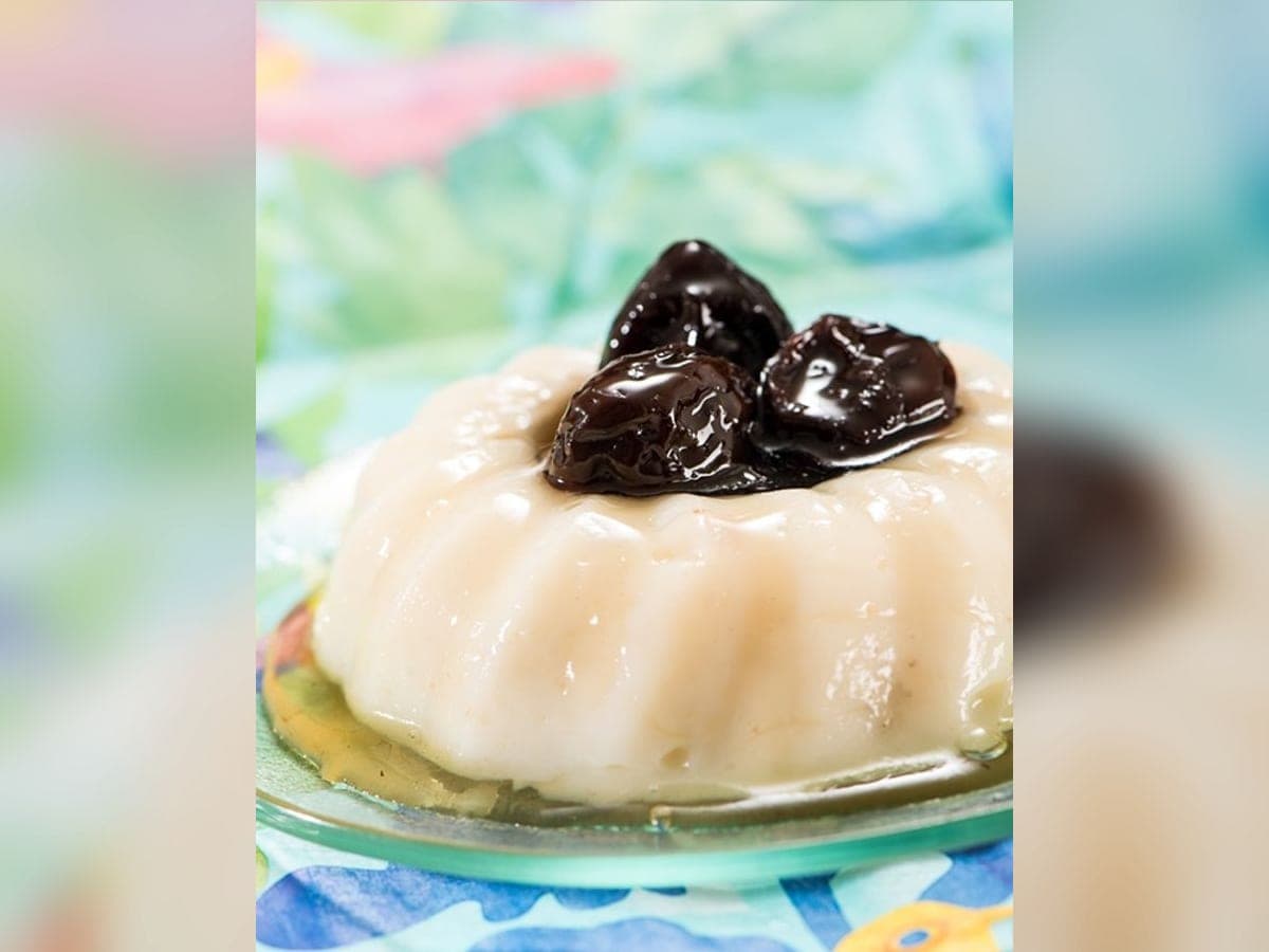 Manjar blanco cuajado servido en un plato, blanco y liso