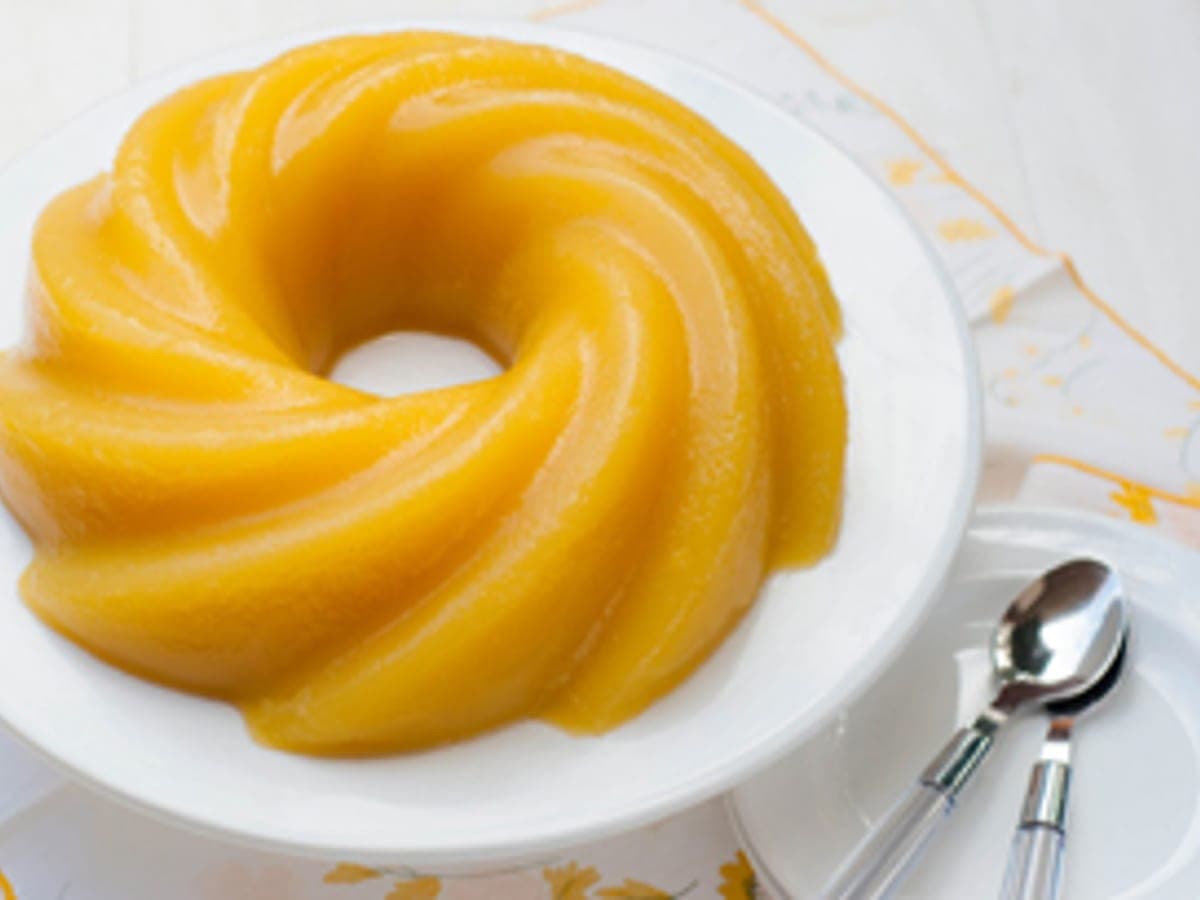 Manjar de piña cuajado y desmoldado, servido bien frío