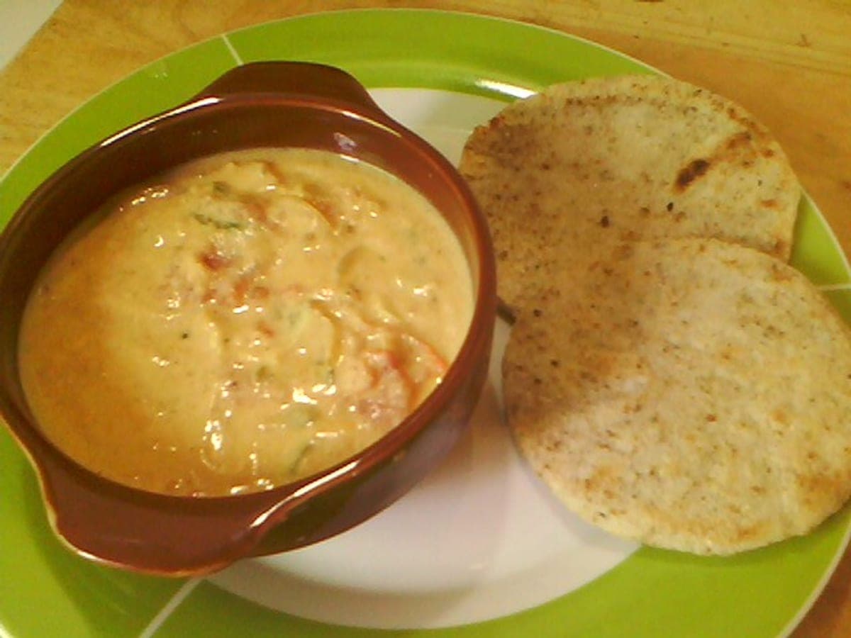 Mojito trujillano de huevos cremosos con aliños, servido con arepa