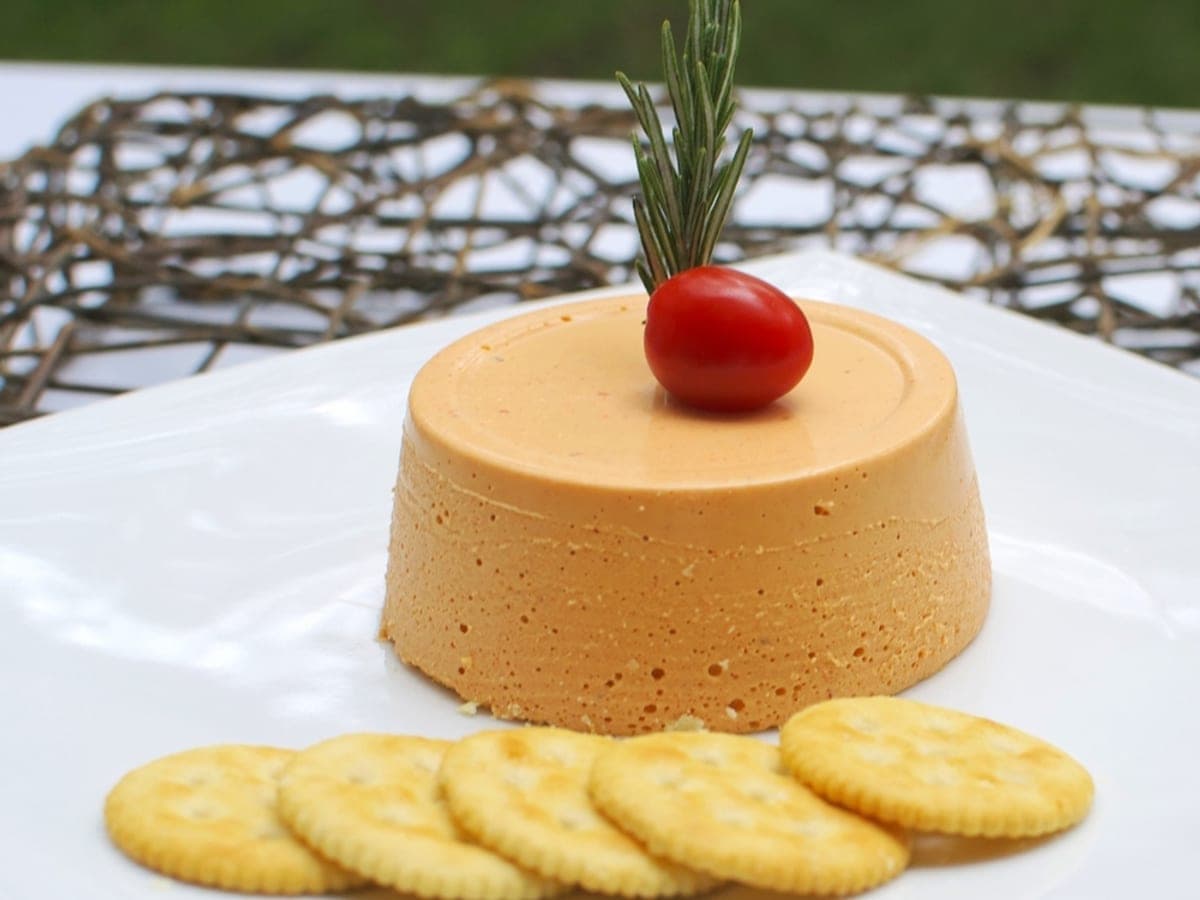 Mousse de sardina desmoldado, listo para untar sobre galletas