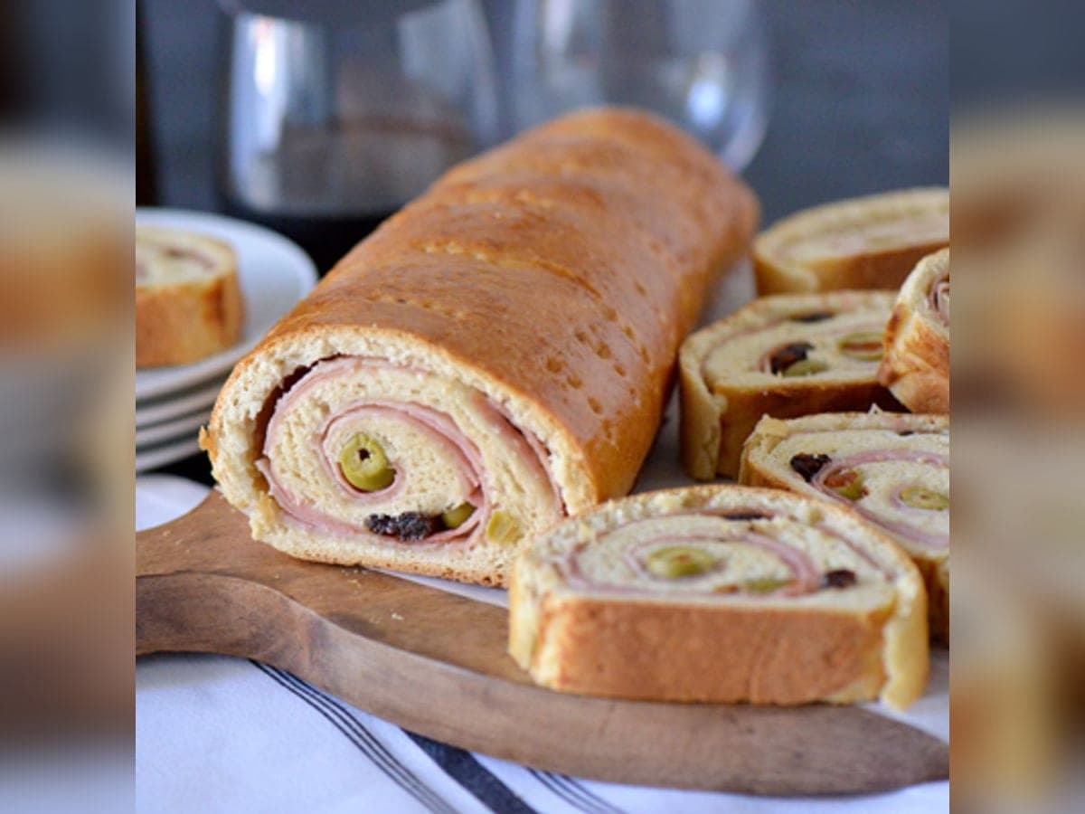 Pan de jamón cortado en rebanadas, con su espiral de jamón, aceitunas y pasas
