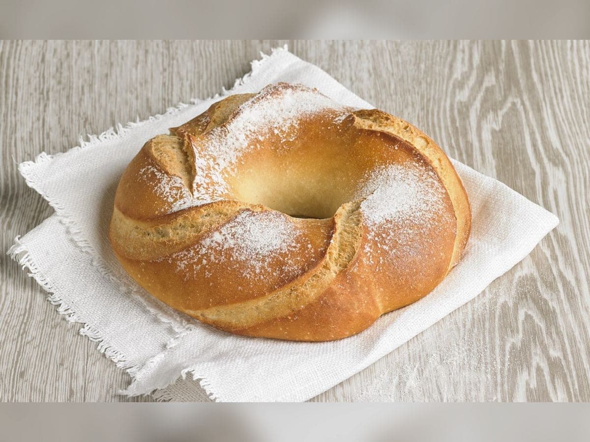 Pan de madama con su abertura en el medio, dorado y brillante