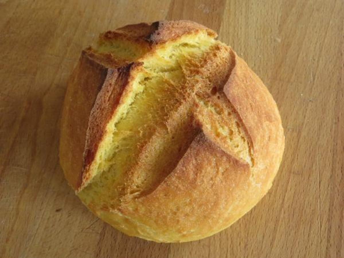Panes de maíz recién horneados, con la corteza dorada y crujiente