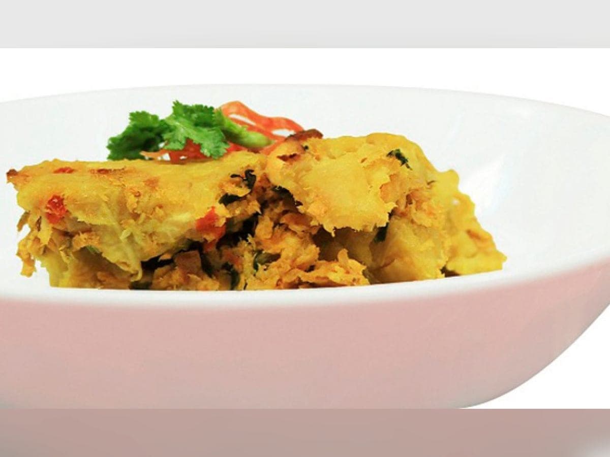 Pastel de mapuey con relleno de sardina, gratinado y servido en su molde