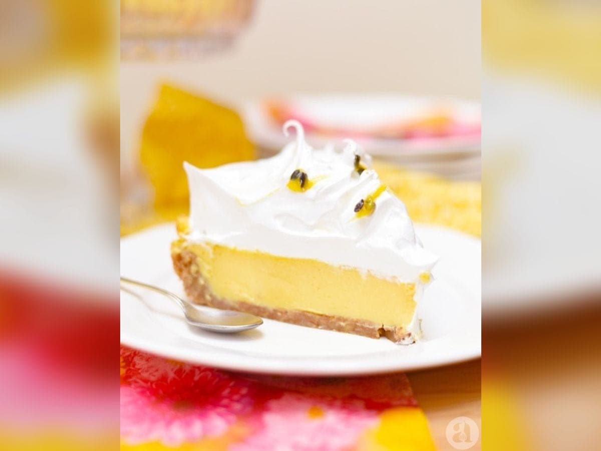 Pie de parchita con su merengue dorado y semillas de parchita por encima