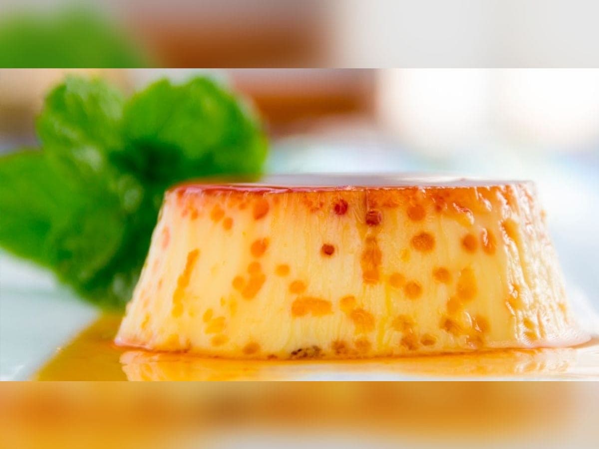 Quesillo venezolano desmoldado, con sus huequitos y bañado en caramelo