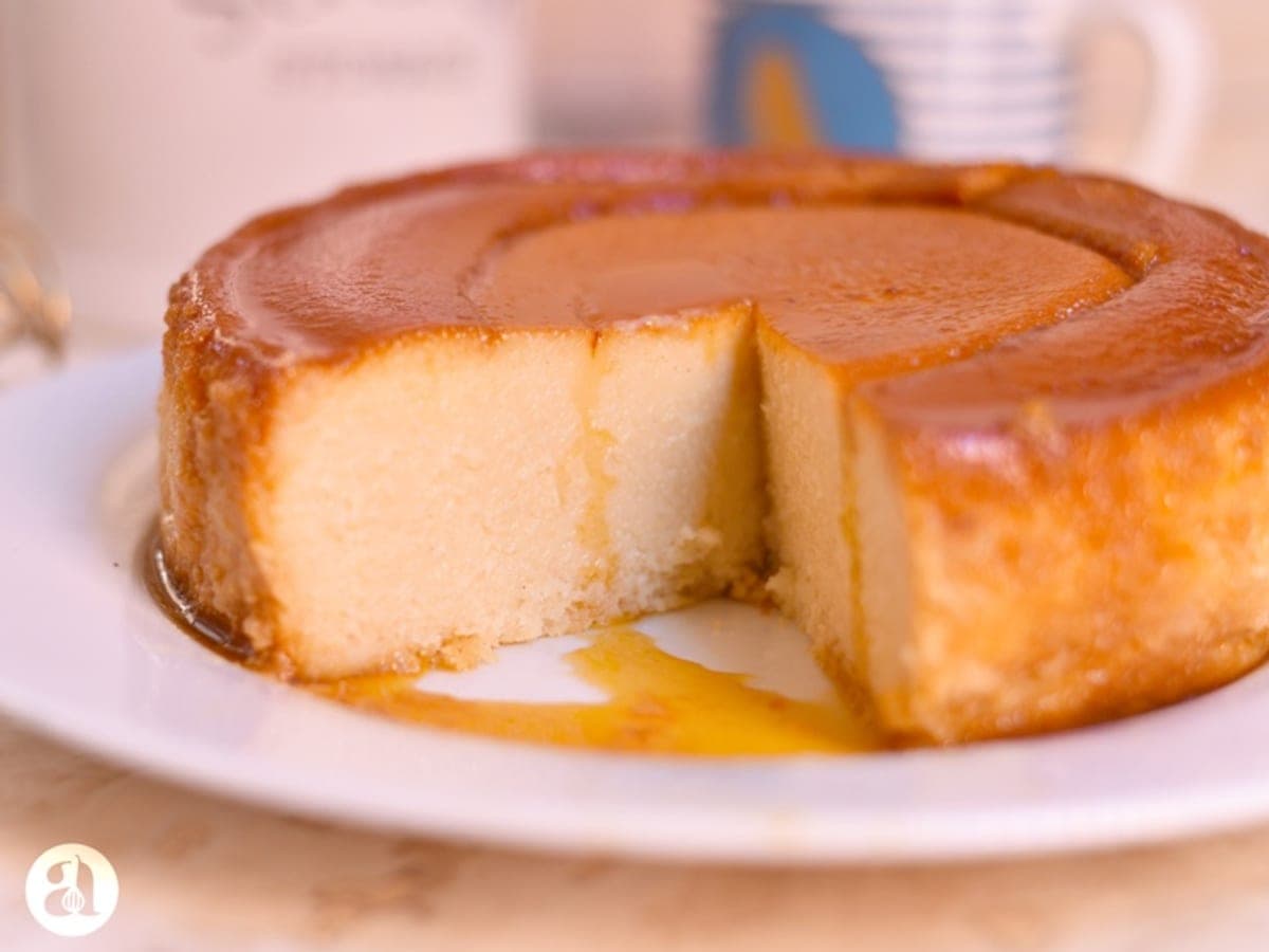 Quesillo de coco desmoldado con caramelo por encima y coco rallado