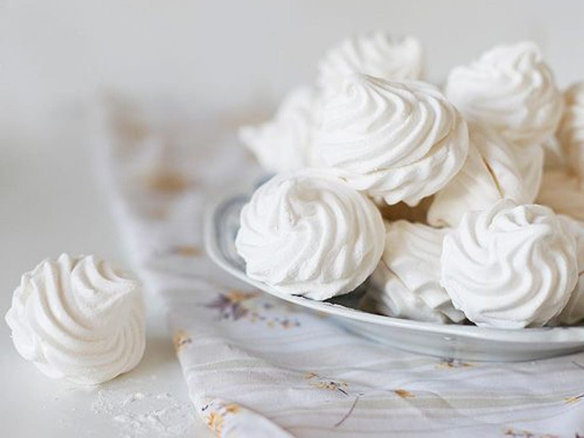 Suspiros de merengue formados con manga, horneados y blancos