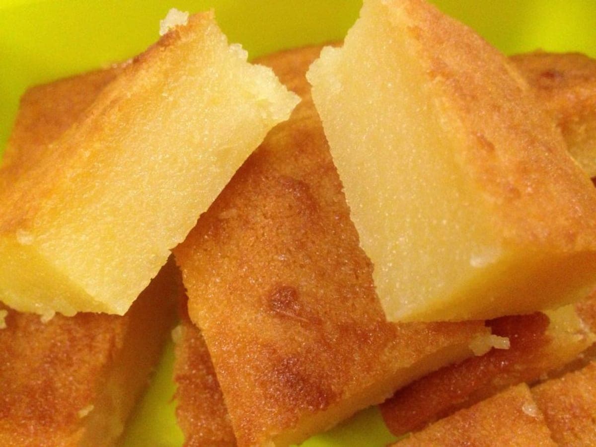 Torta de batata volteada sobre una rejilla, con la miga oscura y húmeda