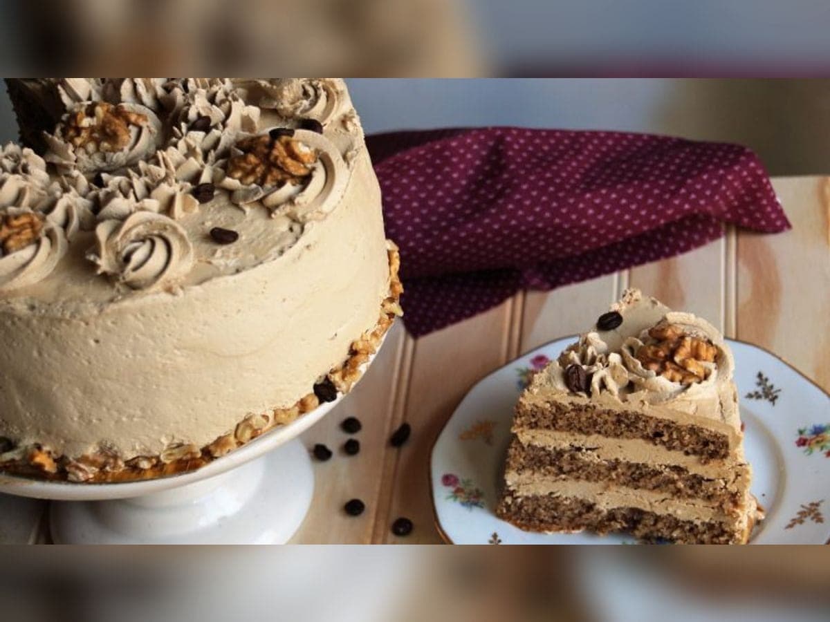 Torta moka cubierta de crema de café y almendras tostadas picadas por los lados