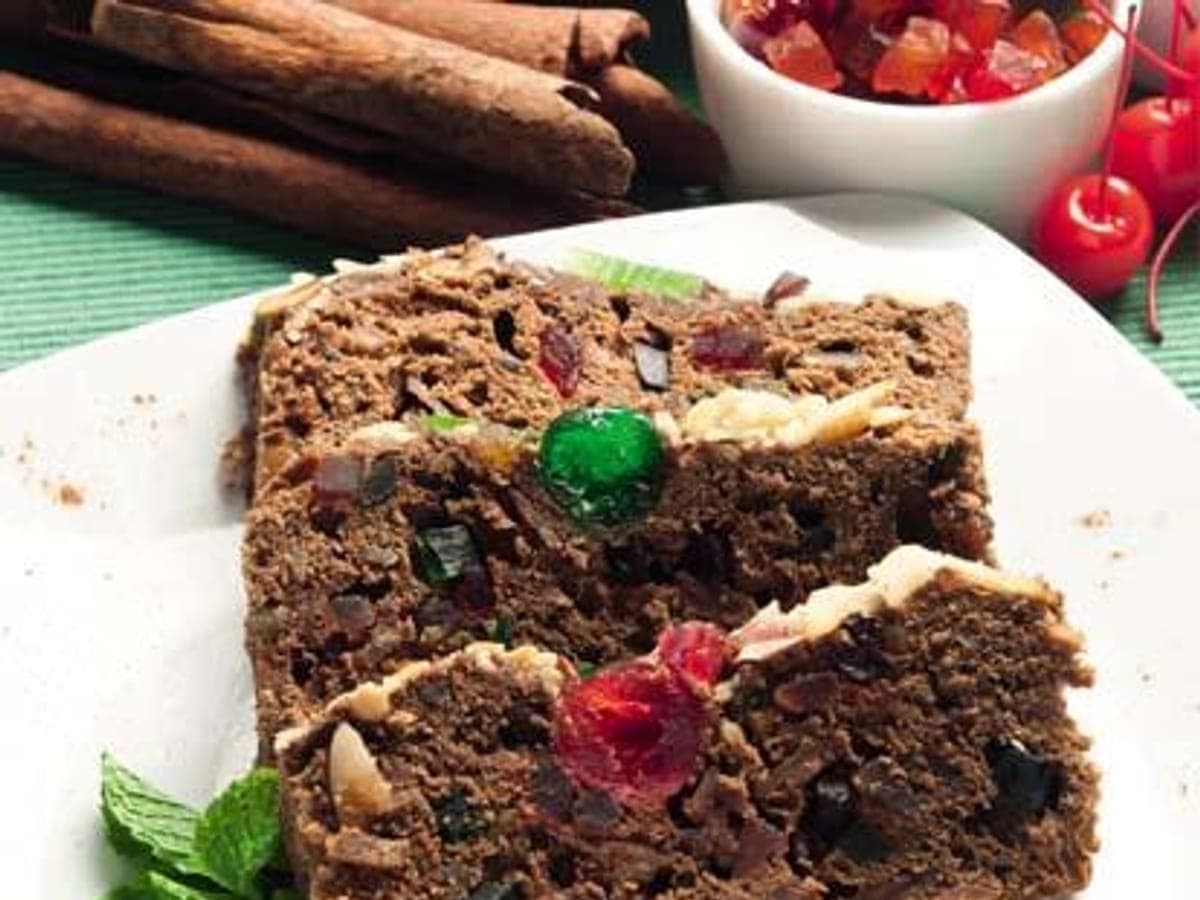 Torta negra venezolana espolvoreada con azúcar impalpable, cortada en porciones