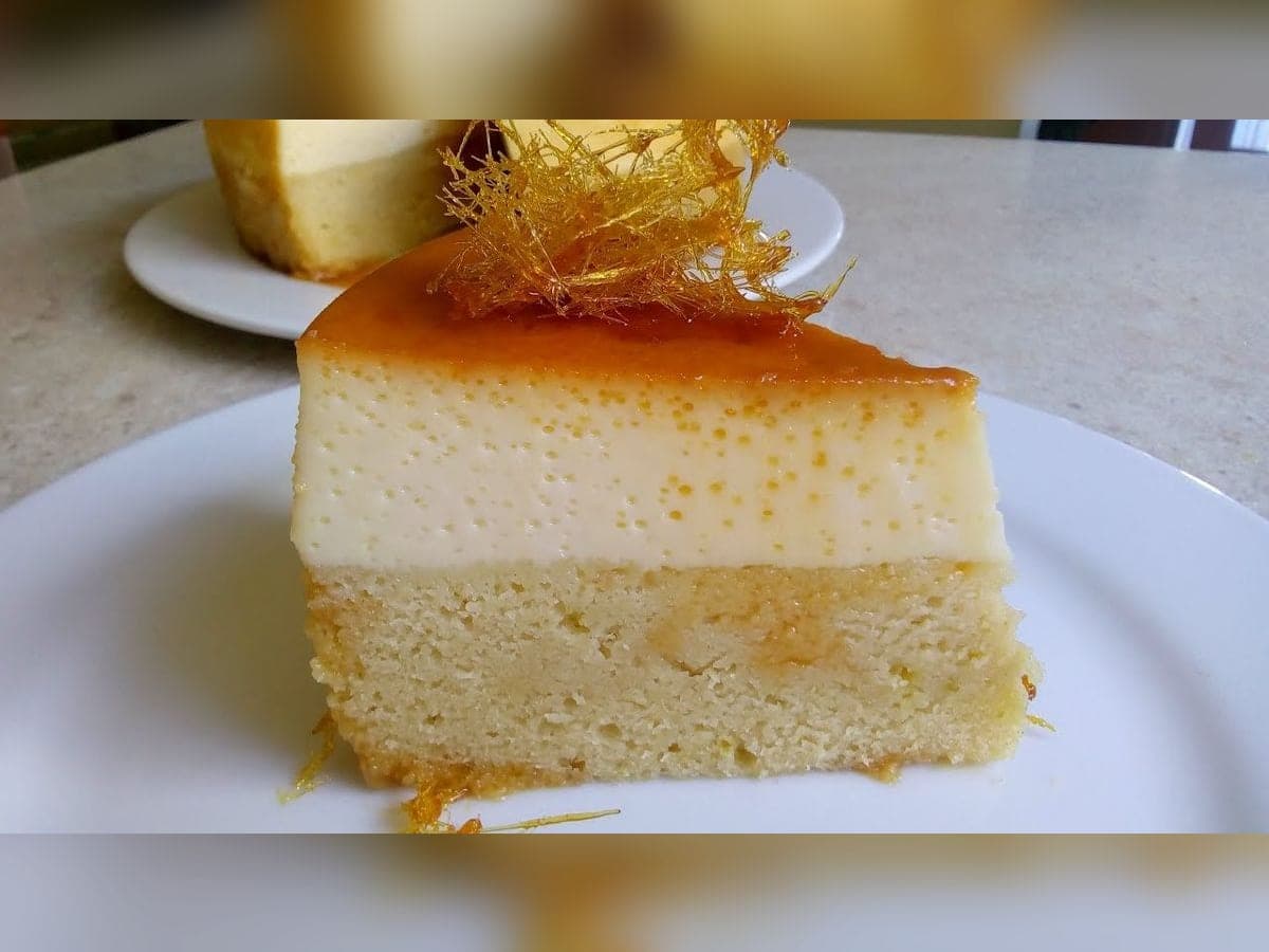 Torta quesillo desmoldada, con la capa de quesillo abajo y el caramelo escurriendo