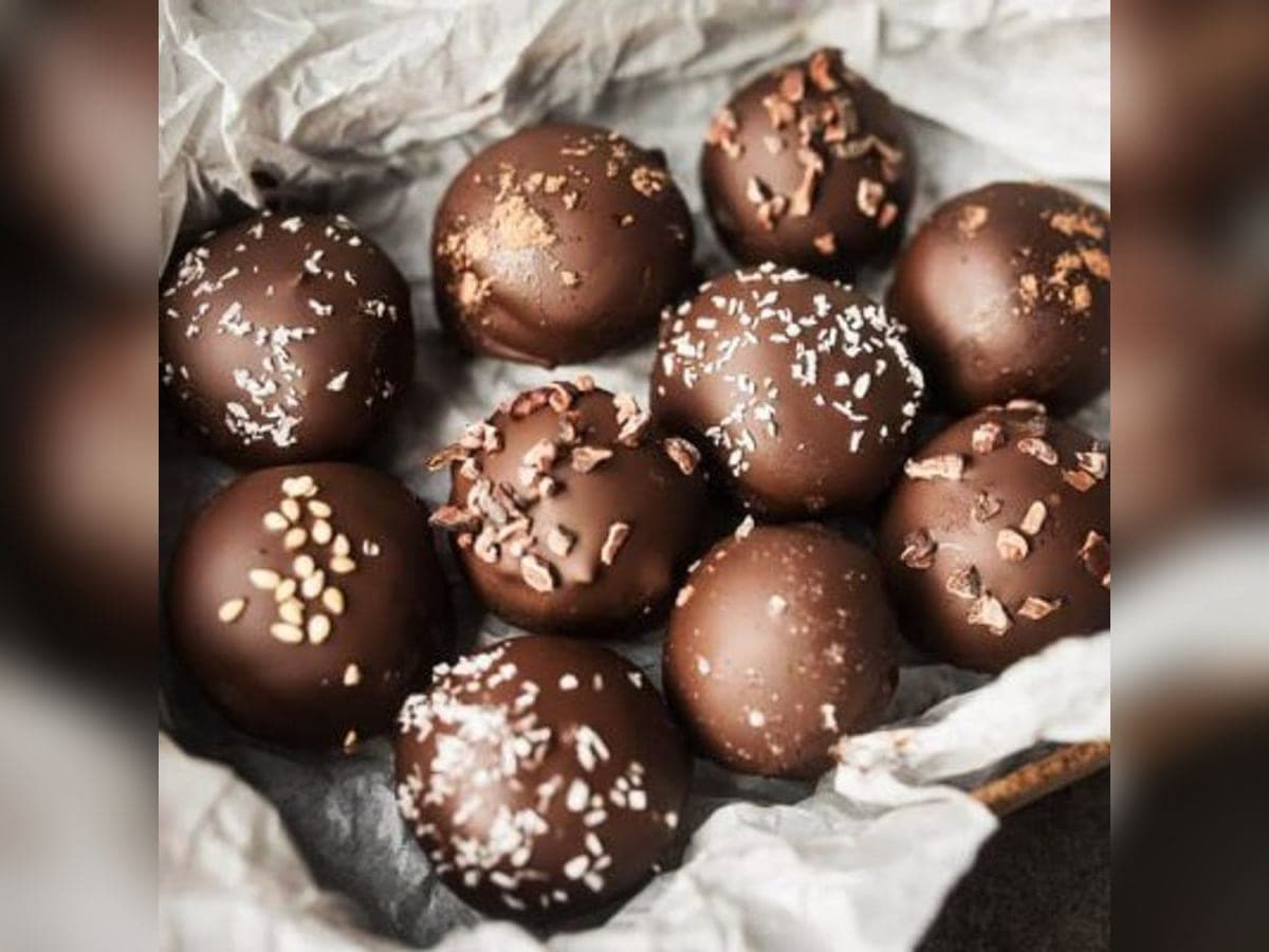 Trufas de café bañadas en chocolate, dispuestas sobre papel encerado