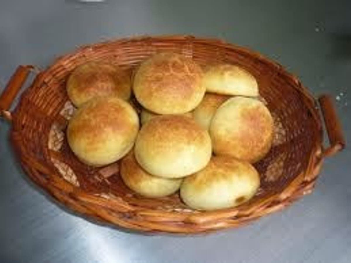 Almojábanas doradas recién horneadas, redondas y algo achatadas