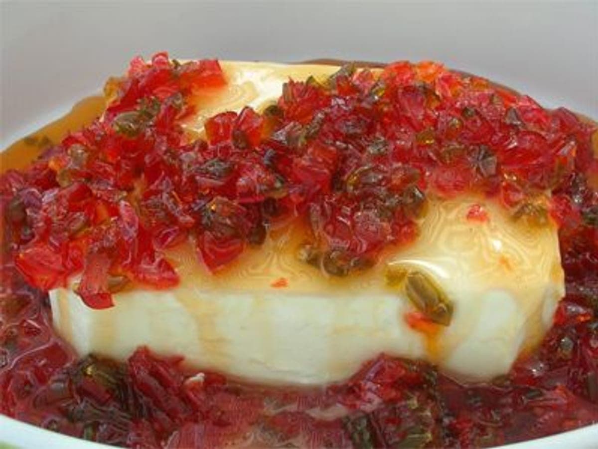 Bloque de queso crema cubierto con pimentón rojo y verde en almíbar