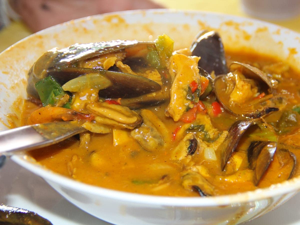 Cazuela de asopado de mariscos con langostinos, arroz y guisantes