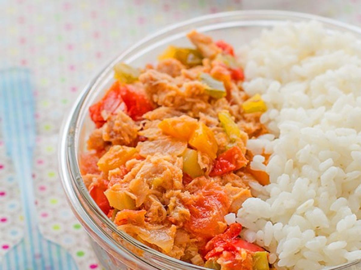 Sartén de atún guisado desmechado con papa en cuadros, pimentón y tomate