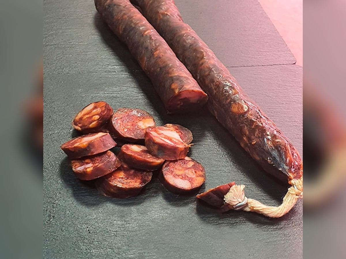 Chorizos curados colgados y atados, listos para consumir