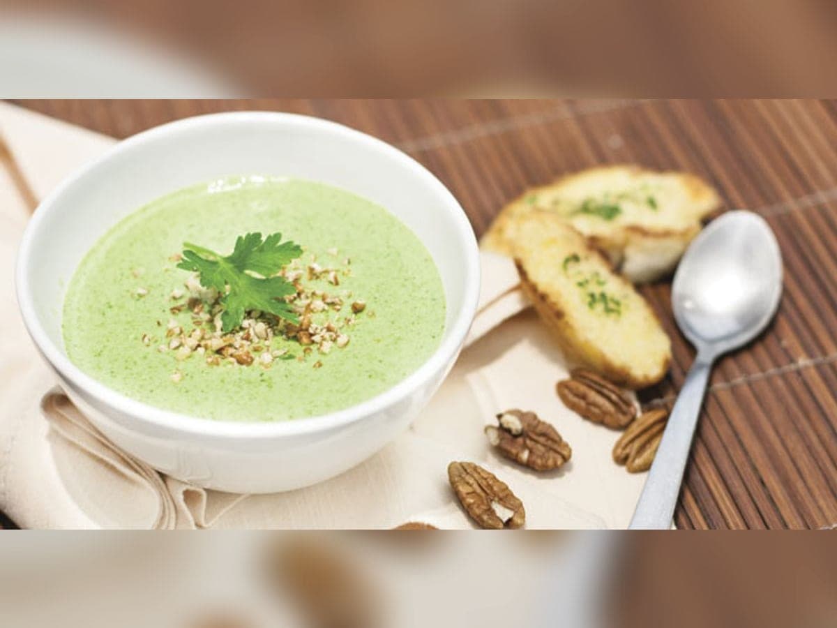 Plato de crema de cilantro de color verde intenso con un hilo de aceite de oliva
