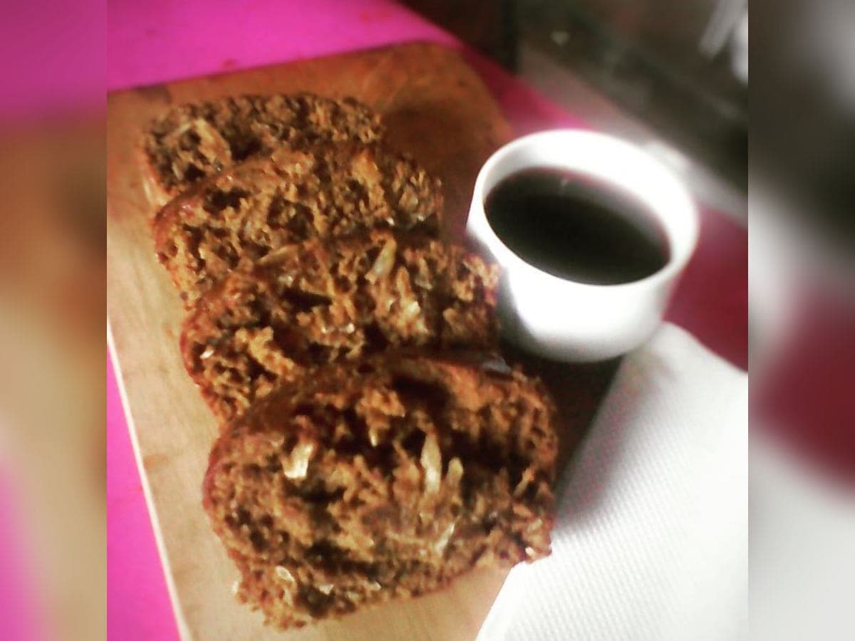 Trozos cuadrados de debudeque, bizcocho oscuro de papelón, servidos en un plato