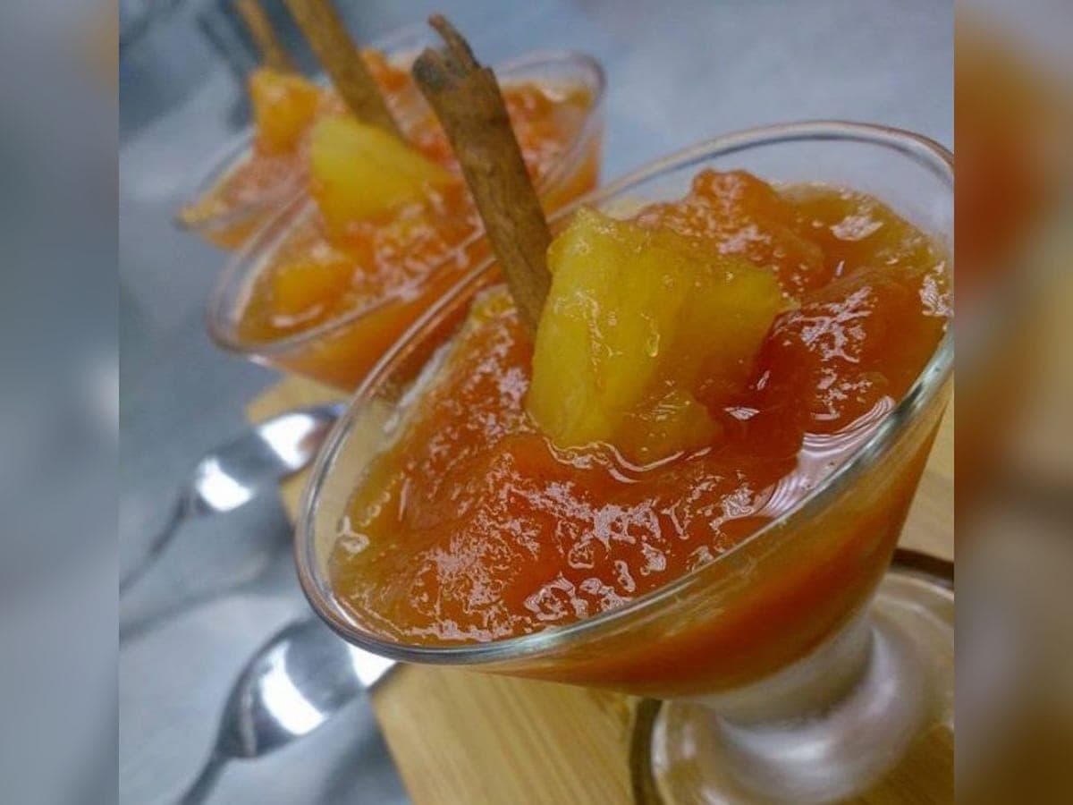 Dulce de lechosa con piña rallada en su almíbar, servido en un plato hondo