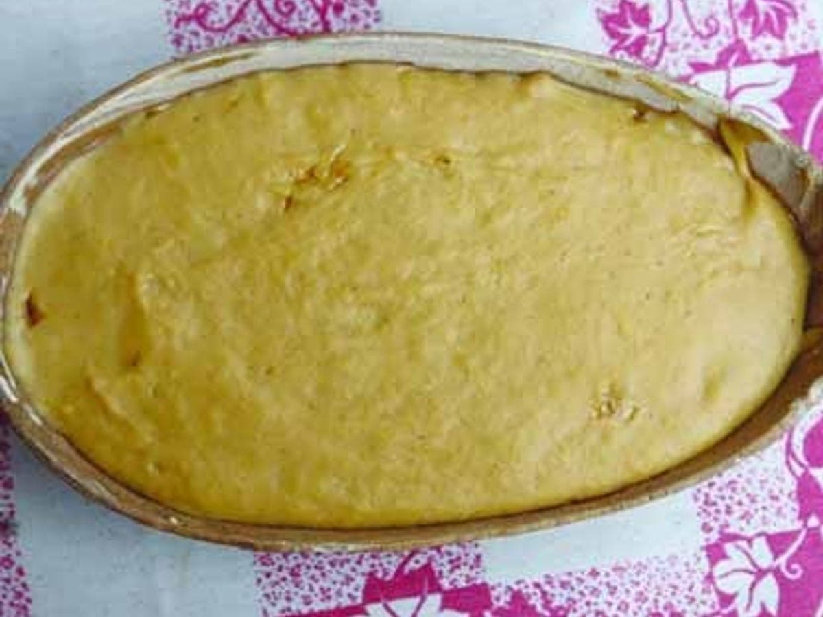 Porción de dulce de ocumo cremoso servido en un plato hondo