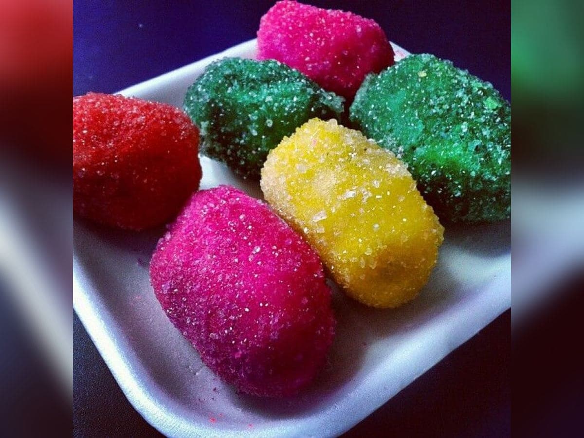 Dulces abrillantados con forma de frutas de colores cubiertos de azúcar granizada