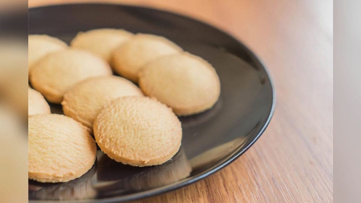 Galletas de mantequilla recién horneadas y doradas, aromatizadas con ralladura de sarrapia