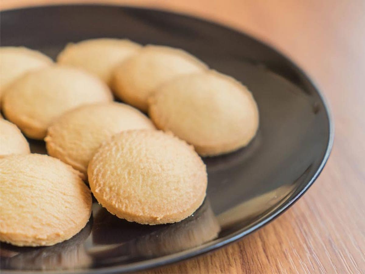 Galletas de mantequilla recién horneadas y doradas, aromatizadas con ralladura de sarrapia