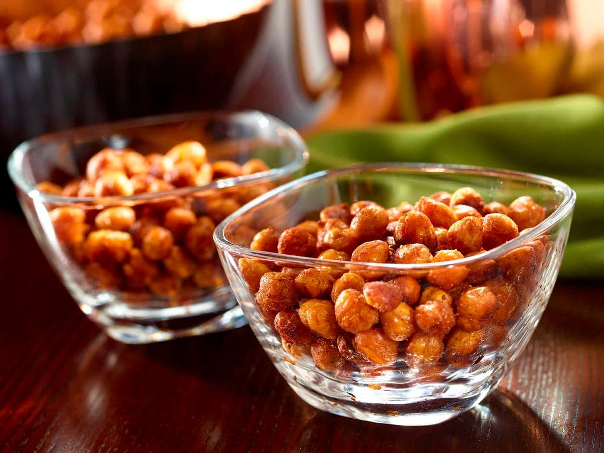 Garbanzos crujientes tostados al horno, sazonados con curry y especias