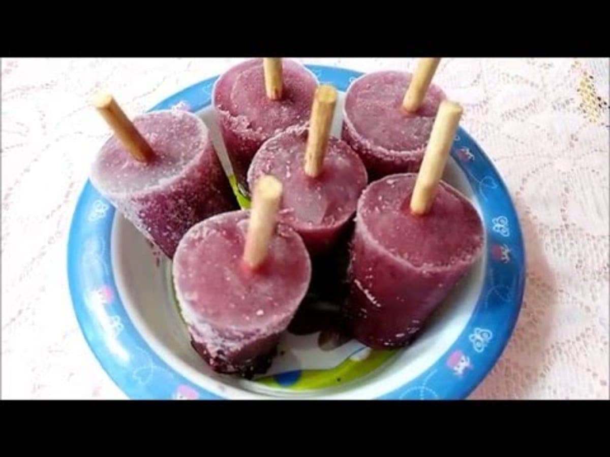 Vasos de helado de uva playera de color morado servidos congelados