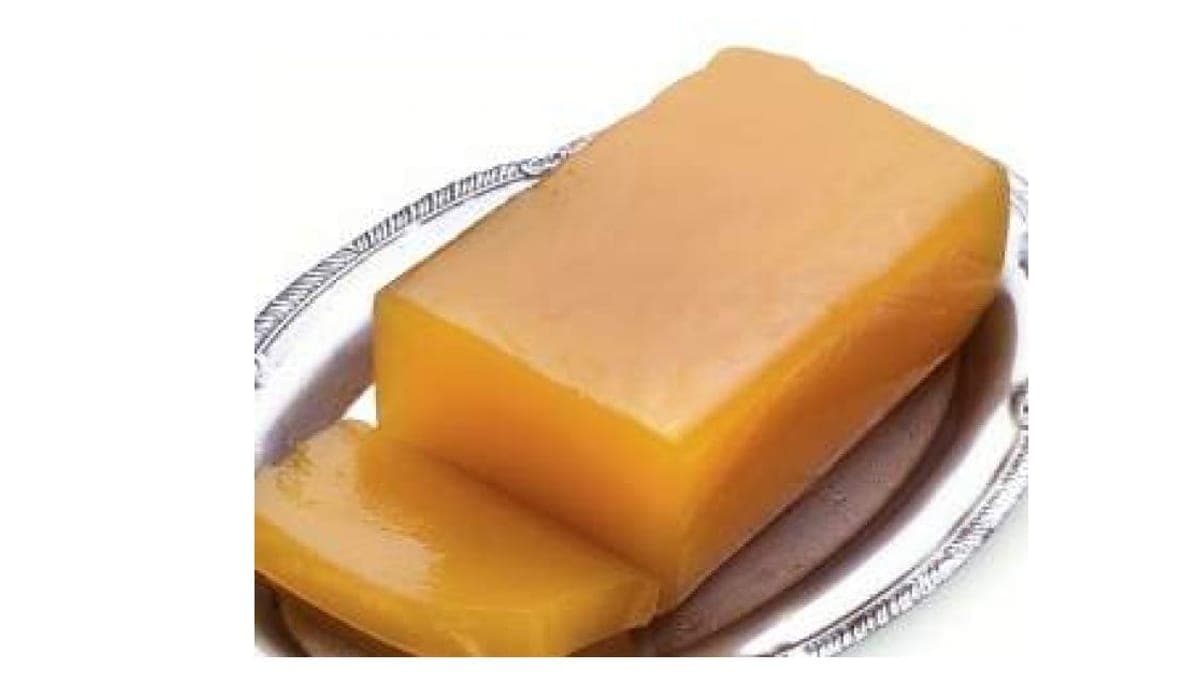 Dulce de batata con coco servido en dulcera y espolvoreado con canela