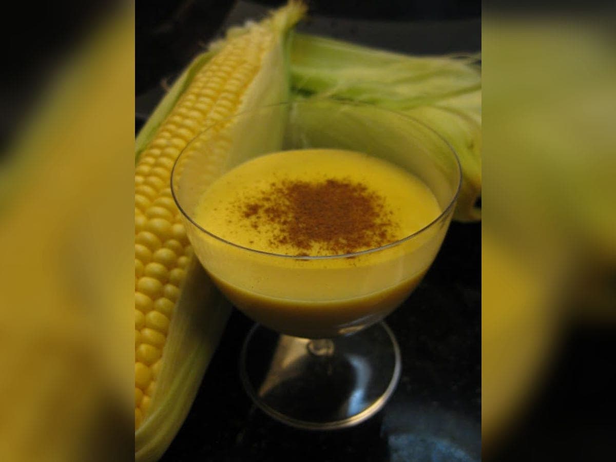 Mazamorra de maíz cremosa servida en taza y espolvoreada con canela