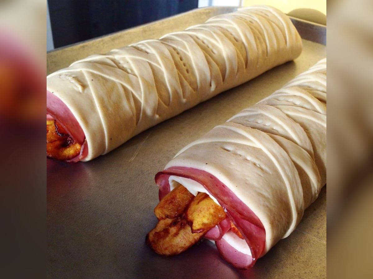 Pan de plátano y queso marabino cortado en rebanadas, con el relleno a la vista