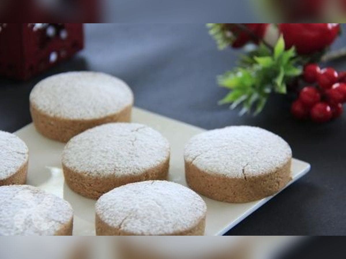 Polvorosas sin gluten espolvoreadas con azúcar glas sobre una bandeja