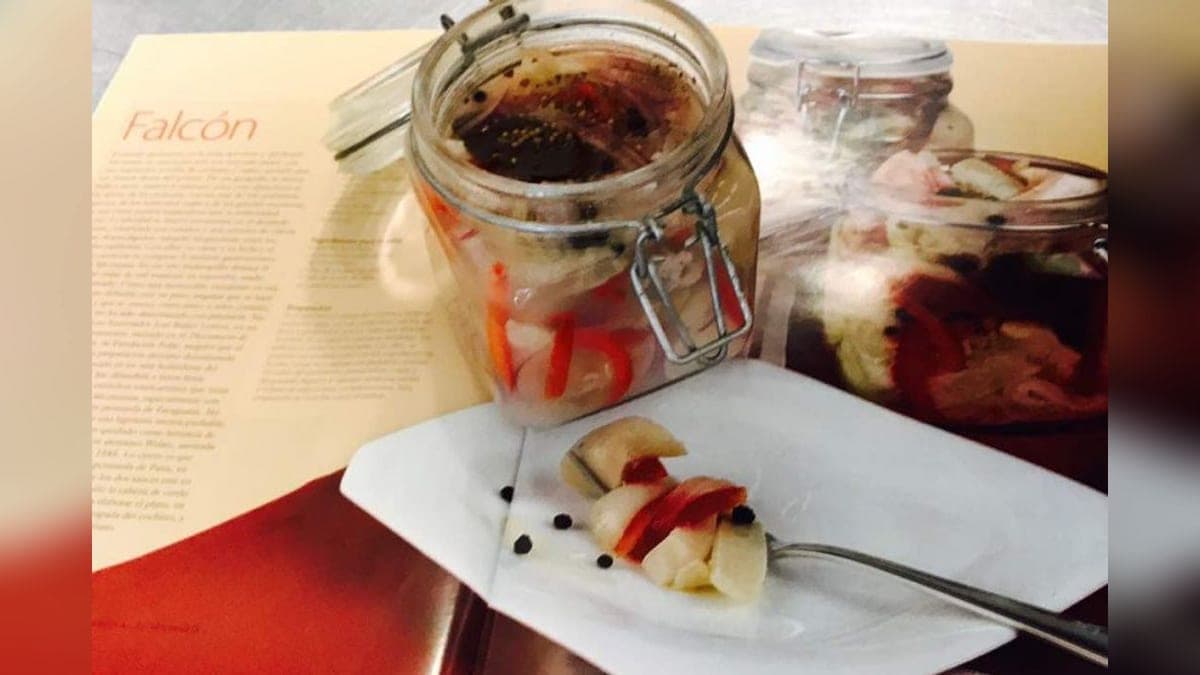 Frascos de vidrio con sauce o selce coriano: cabeza de cochino en conserva con pimentón y pepino