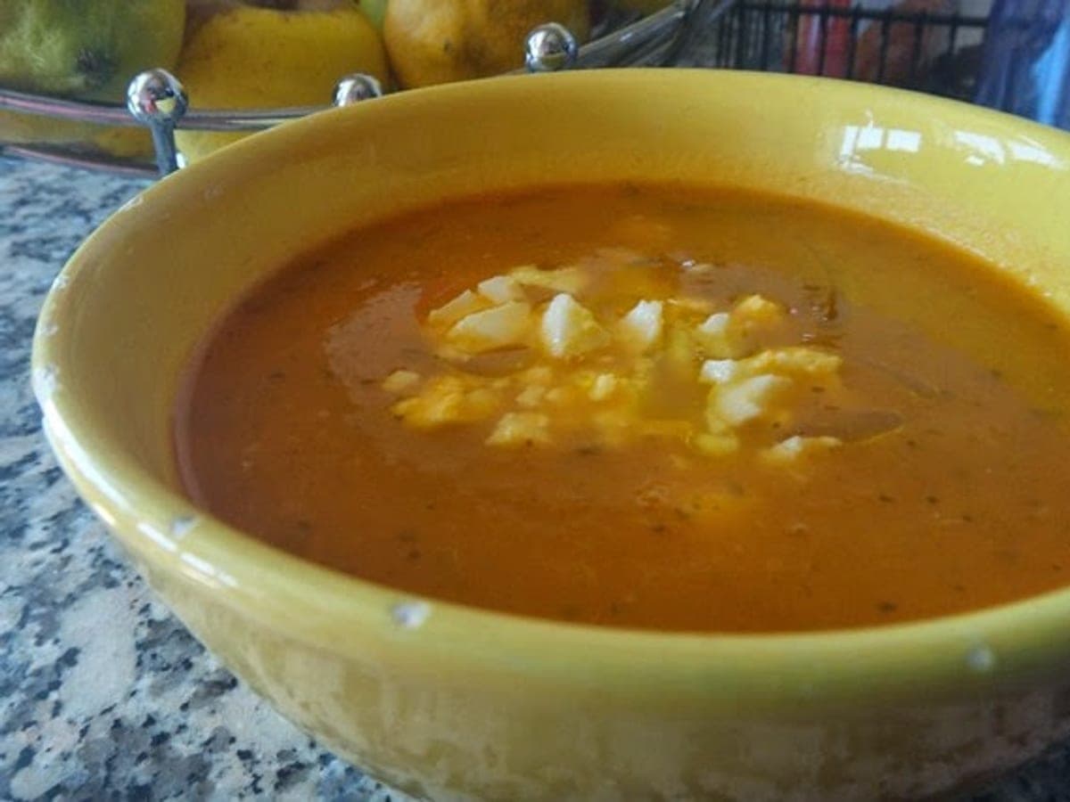Sopa cozó andina de maíz pelado y caraotas servida en olla de barro