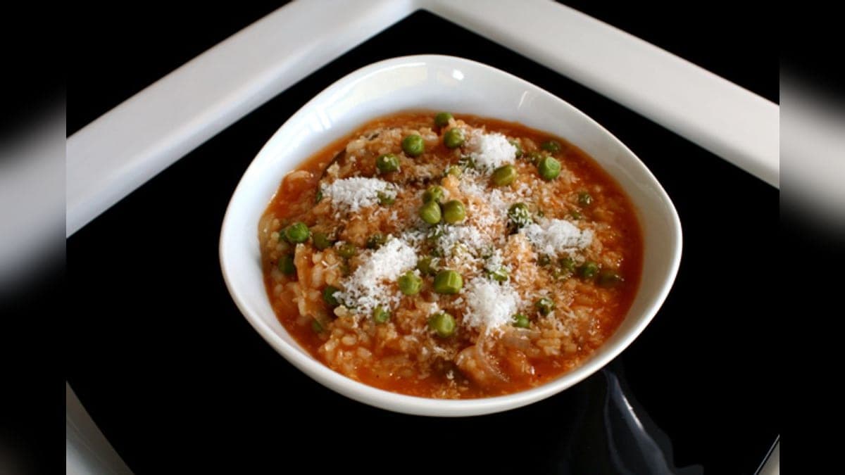 Plato de sopa espesa de coco y guisantes adornada con coco rallado