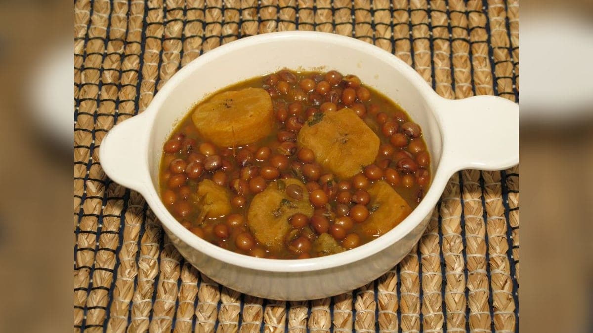 Plato de sopa de quinchoncho con ruedas de plátano y cilantro picado