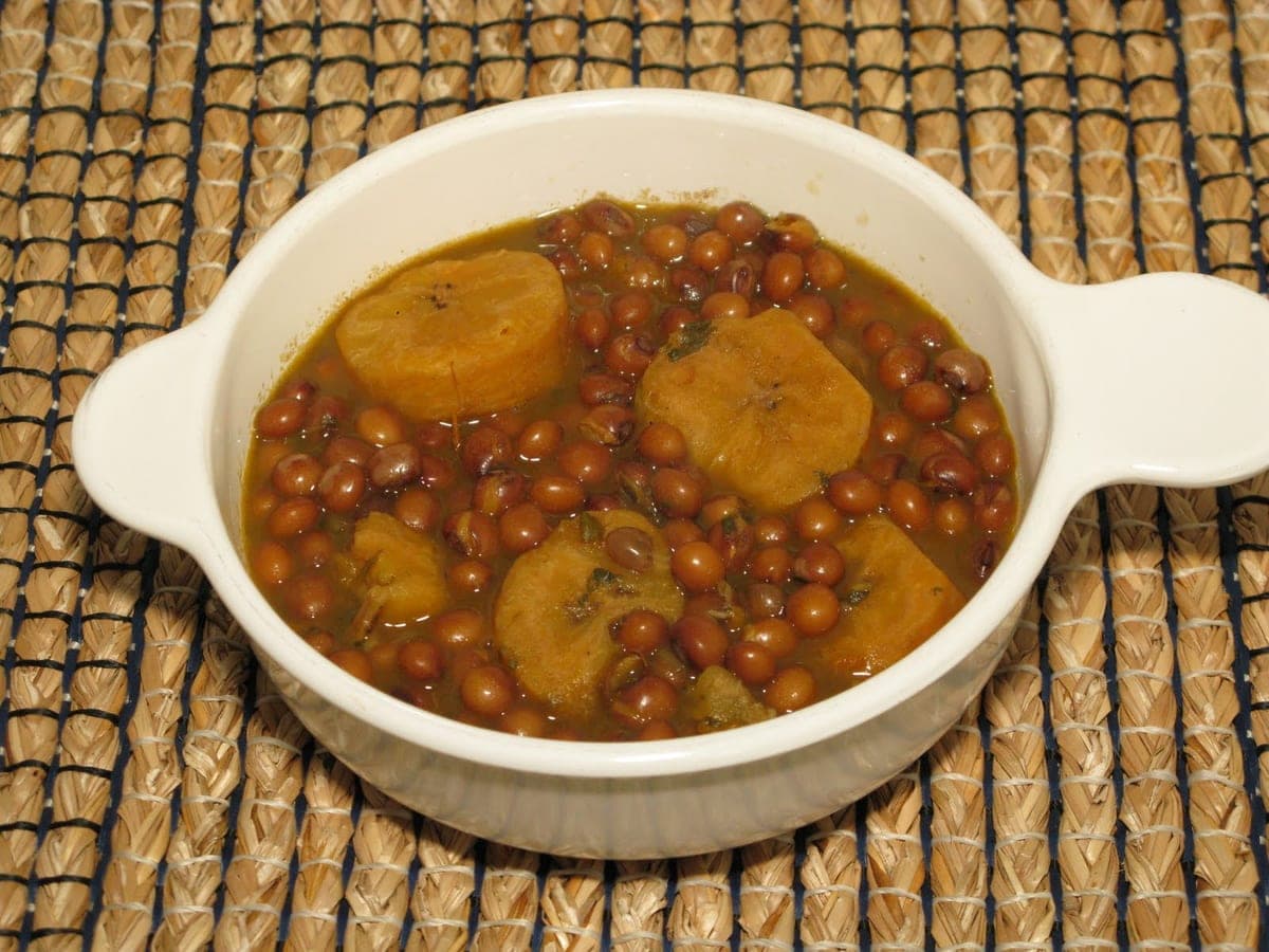Plato de sopa de quinchoncho con ruedas de plátano y cilantro picado